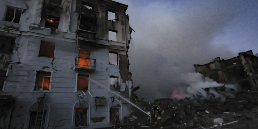 ARCHIV - Rettungskräfte löschen in Kramatorsk ein Feuer in einem Wohnhaus, das durch einen russischen Luftangriff zerstört wurde. Foto: Yevhen Titov/AP/dpa/Archivbild