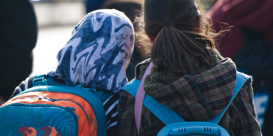 Die SVP bringt die Debatte über das Kopftuch in der Schule erneut ins Parlament, während sich die Positionen in der Deutschschweiz verhärten (Symbolbild).