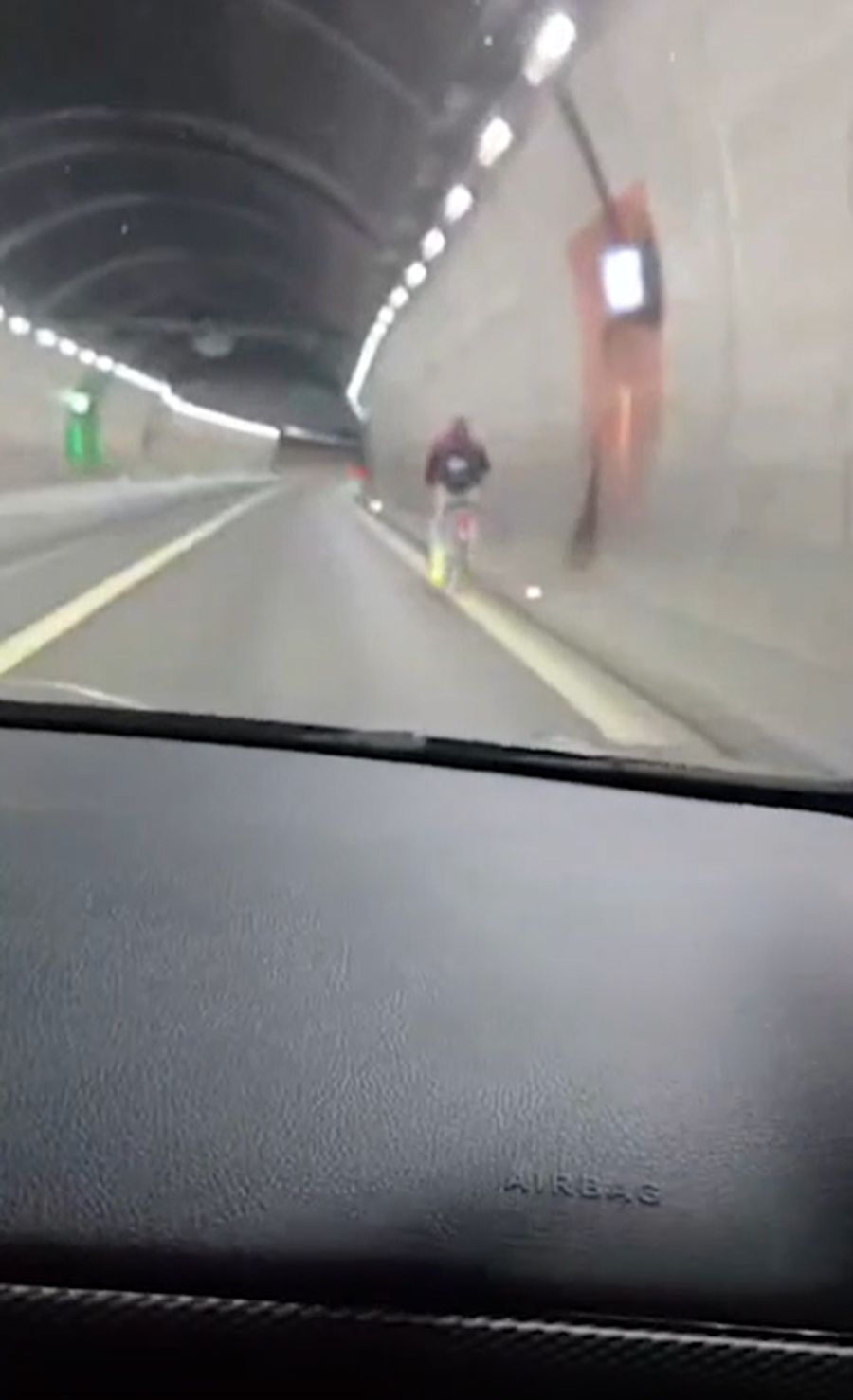 Autofahrer und Nau-Leser Toni Z.* steht erst im Stau – und bemerkt dann, warum.