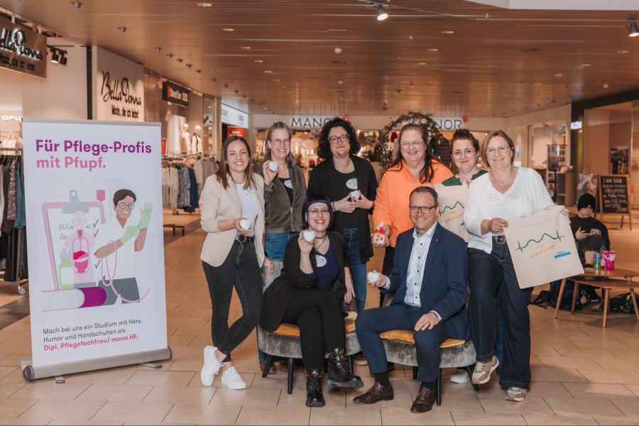 Von hinten v. l. n. r.: Sonja Rubi, Karin Betschart, Christina Heinrich, Wilma Gut, Judite Märchy, Iris Steiner
Von vorne v. l. n. r.: Claudia Baggenstos, Damian Meier