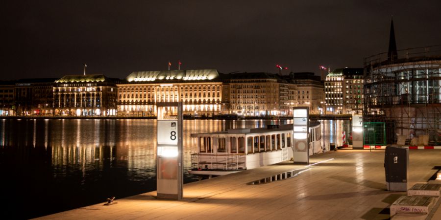 Blick auf die Binnenalster. Die Polizei hat am Abend einen im Wasser schwimmenden Wolf eingefangen, der zuvor eine Frau gebissen und verletzt hat. Foto: Daniel Bockwoldt/dpa