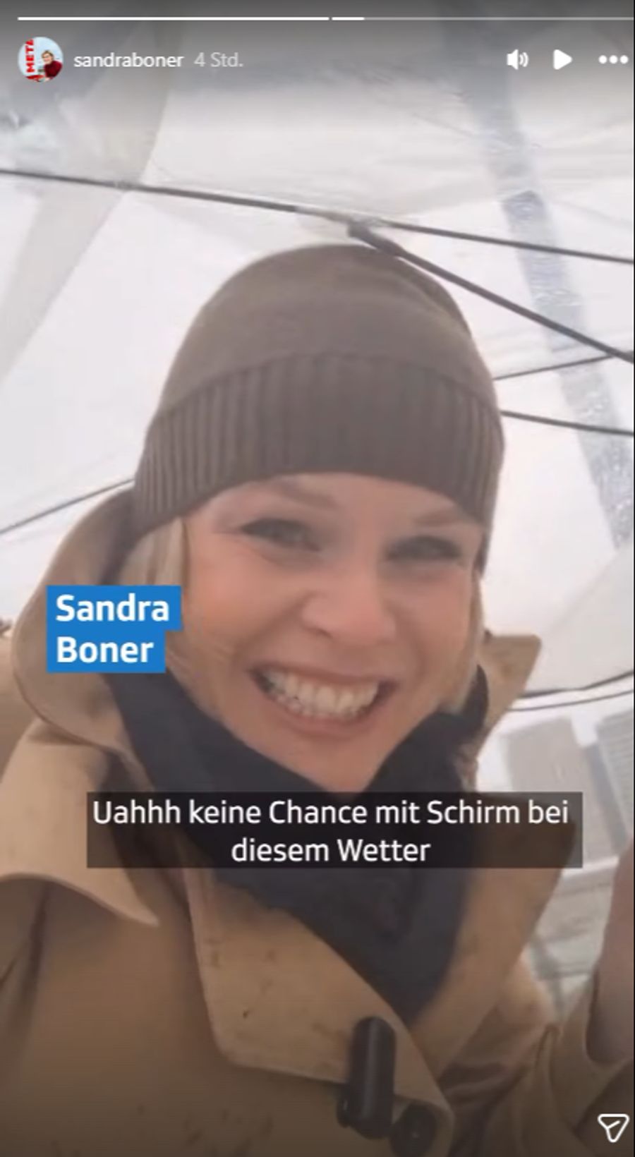 Der Schirm der Wetterfrau bringt kaum was.