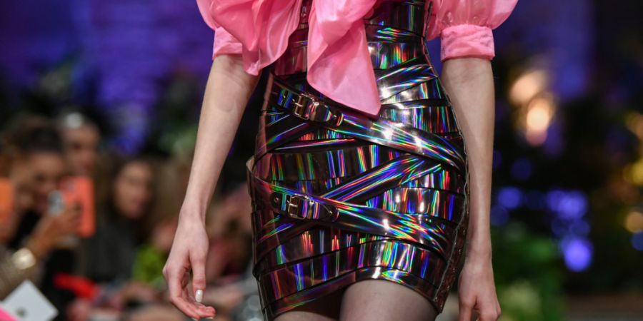 Ob bauchfrei oder Minirock: Viele totgeglaubte Trends kehren wieder auf die Laufstege und in die Kleiderschränke zurück. Nun hat sich die Wissenschaft dem Phänomen angenommen. (Symbo...