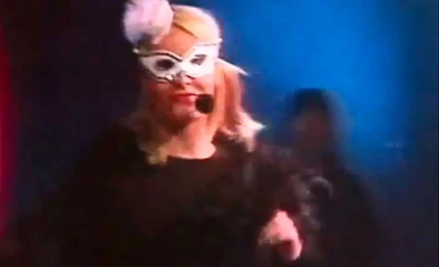 Die heutige Kronprinzessin versuchte mit diesem skurrilen Outfit, die Kandidaten um den Finger zu wickeln.