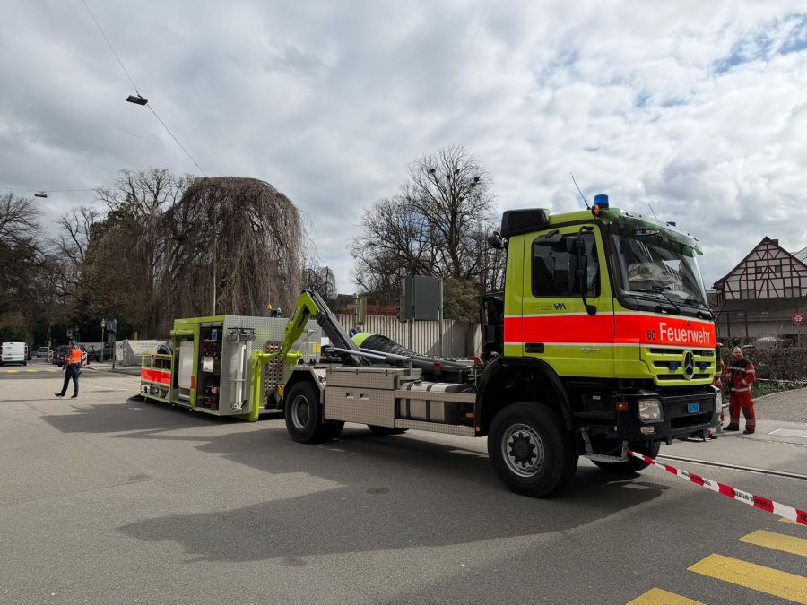 Auch die Feuerwehr ist mit einem Löschfahrzeug vor Ort.