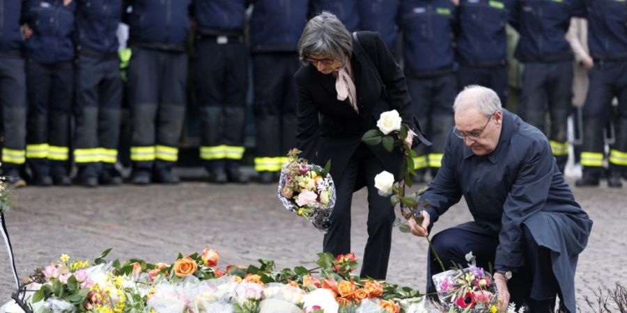 Bundespräsident Guy Parmelin und seine Frau Caroline legten am Mittwochabend in Kerzers Blumen nieder, knapp 24 Stunden nach dem tödlichen Brandanschlag in einem Postauto.