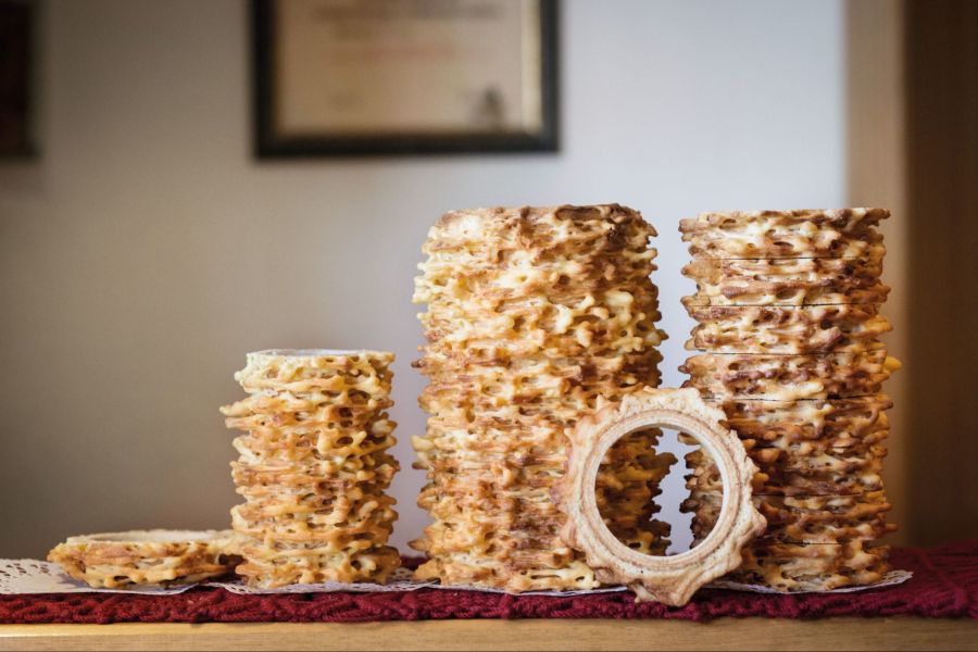 Gut zwei Stunden dauert es, bis die Prügeltorte fertig gebacken ist.