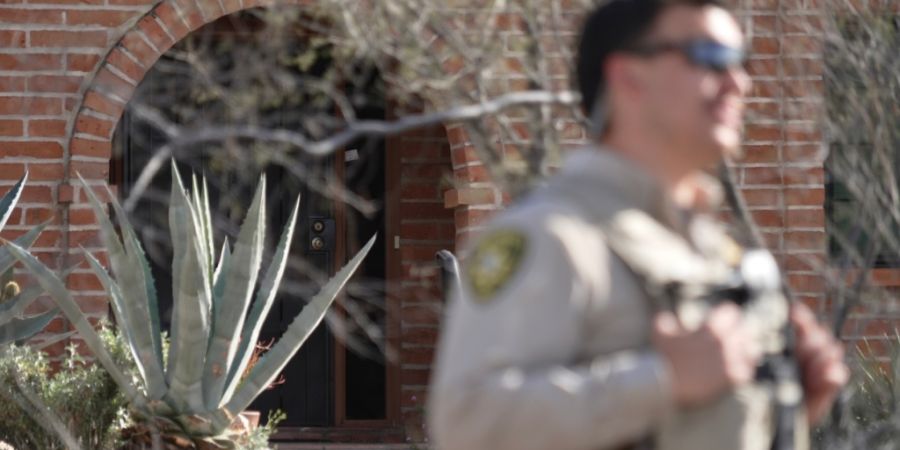 Ein Mitglied des Pima County Sheriff's Department steht vor der Haustür von Nancy Guthrie, der vermissten Mutter von «Today»-Moderatorin Savannah Guthrie. Foto: Ty ONeil/AP/dpa