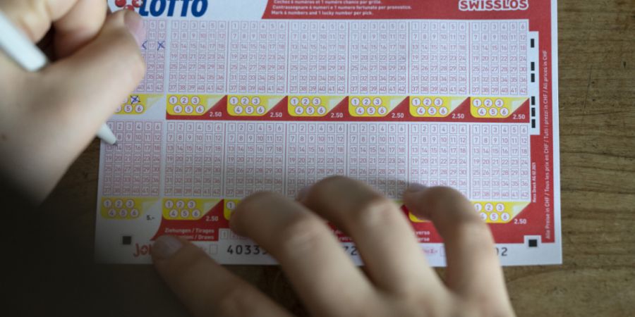 Just zu Jahresende kann sich eine Schweizerin oder ein Schweizer über den Gewinn von fast sechs Millionen Franken freuen. (Archivbild)