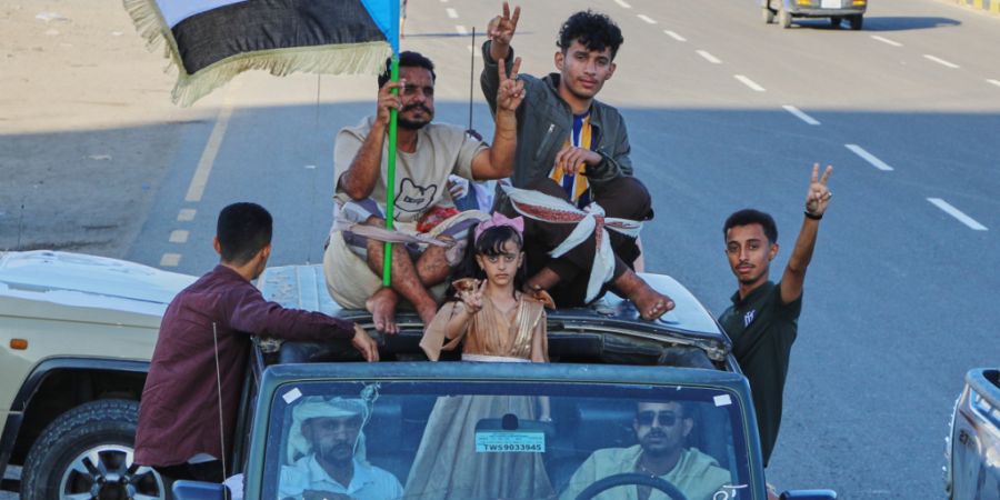 ARCHIV - Anhänger des sogenannten Südlichen Übergangsrats (STC), einer Koalition separatistischer Gruppen, die den Staat Südjemen wiederherstellen wollen, halten eine südjemenitisc...