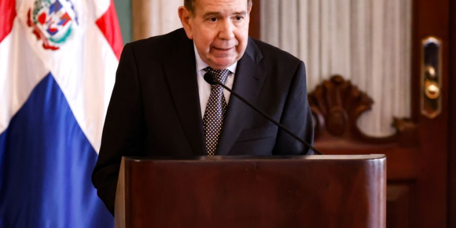 ARCHIV - Edmundo Gonzalez Urrutia, Oppositionskandidat bei der letzten Präsidentschaftswahl in Venezuela, spricht auf einer Pressekonferenz. Foto: eddy vittini/dpa
