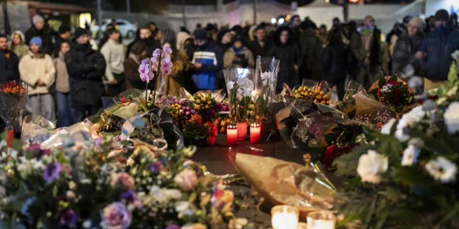 Die Anteilnahme nach der Brandkatastrophe in der Bar «La Constellation» in Crans-Montana ist riesig. Hunderte Menschen gedenkten am Abend des ersten Januars den Opfern und auch aus dem ...