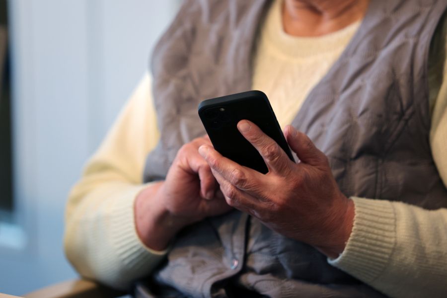 Im Portal fehlt der Kündigungs-Button – Kunden müssen ihre Nummer eingeben und auf Anruf warten.