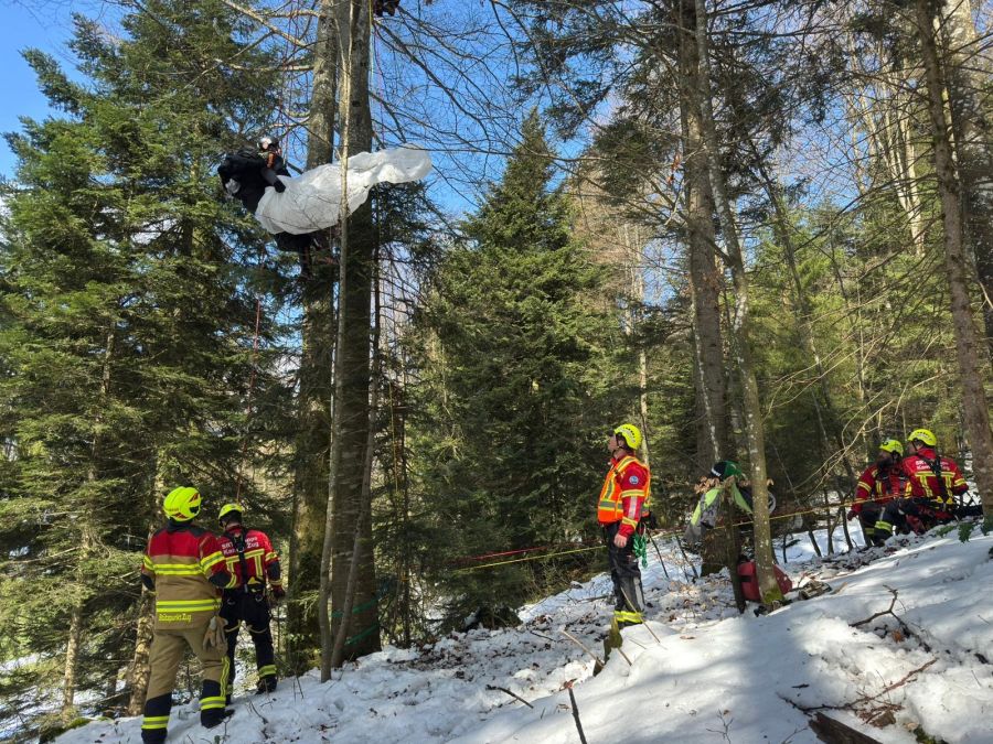 Die Kantonspolizei Zug musste am Freitagnachmittag einen Gleitschirmpiloten aus einer misslichen Lage befreien.