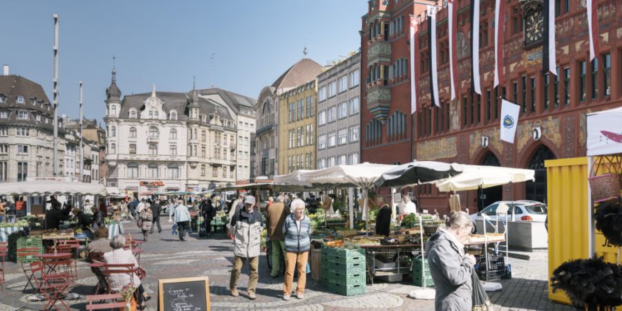 Auf dem Marktplatz in Basel wird es enger: Wegen Bauarbeiten rund um die Haltestelle müssen die Stände enger zusammenrücken. (Archivbild)