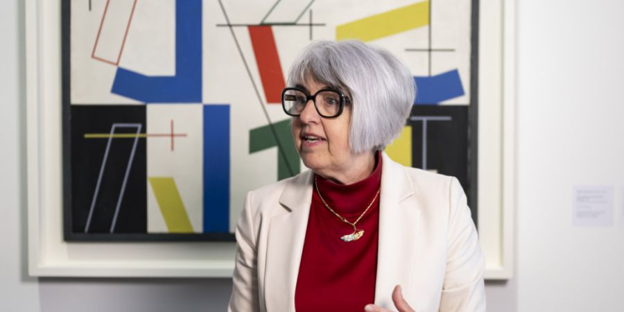 Bundesrätin Elisabeth Baume-Schneider spricht zum Jubiläum des Museumspasses vor ihrem Lieblingswerk der Künstlerin Sophie Taeuber-Arp.