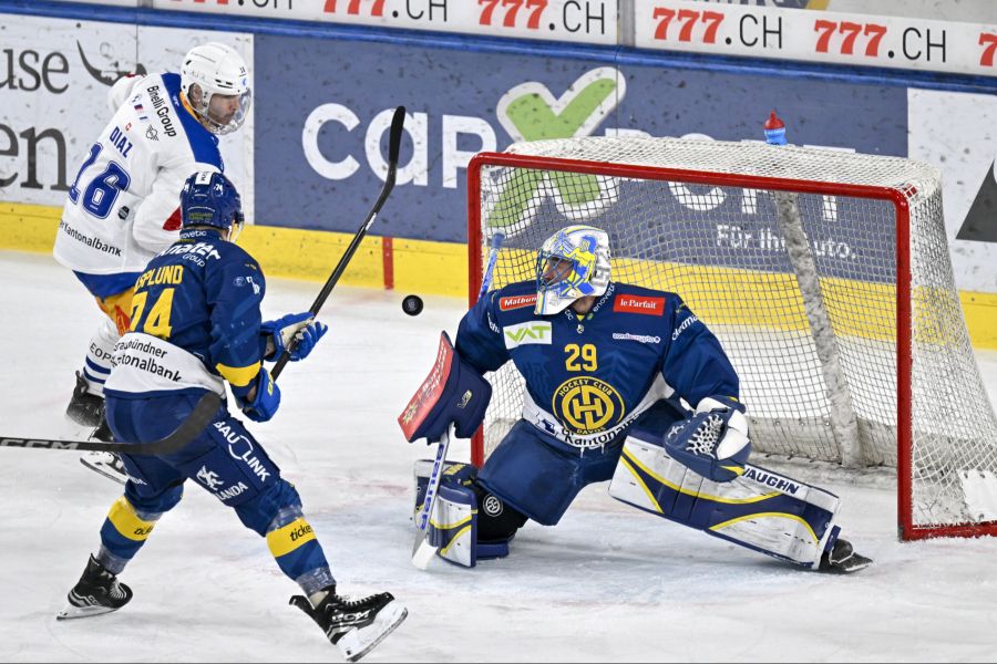 Raphael Diaz (Nummer 16) beim Playoff Viertelfinalspiel gegen Davos.