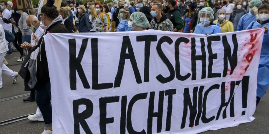 Vor fünf Jahren demonstrierte am Tag der Pflege das Gesundheitspersonal in Basel. Gemäss Kanton zeigt die Ausbildungsoffensive im Pflegebereich erste Erfolge (Archivbild)