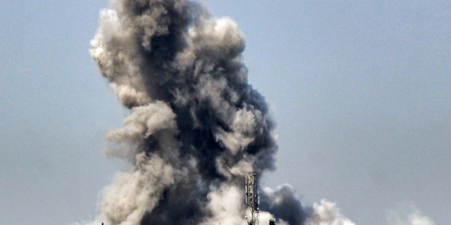 Rauchschwaden sind nach einem israelischen Luftangriff auf das südlibanesische Dorf Arnoun zu sehen. Foto: --/dpa