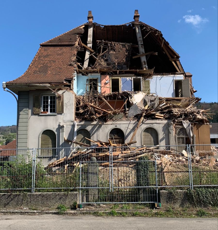 Die halb-zerstörte Villa Tschudy.