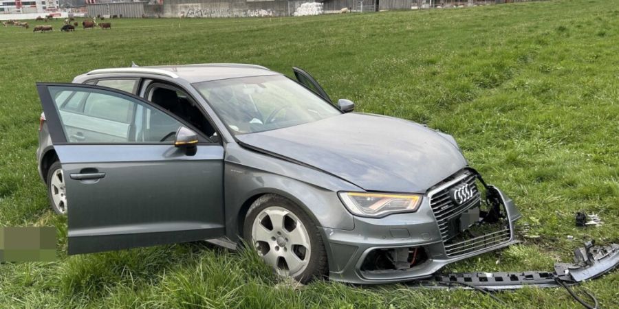 Ein 21-jähriger Lenker geriet zwischen Kaisten und Laufenburg auf die Gegenfahrbahn, wo er frontal mit einem entgegenkommenden Auto kollidierte. Zwei Personen wurden mittelschwer, zwei...