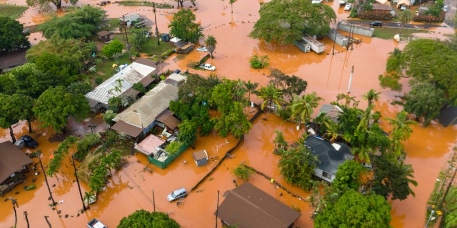 Ein überschwemmtes Wohnviertel in Waialua. Foto: Mengshin Lin/AP/dpa