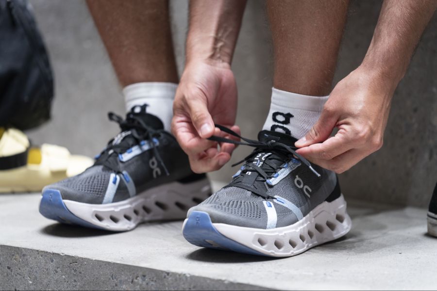 Künftig dürfen auch in der Schweiz On-Schuhe mit dem Schweizerkreuz verkauft werden.