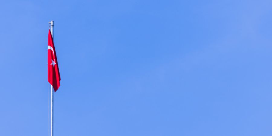 ARCHIV - Die Türkische Flagge weht am Türkischen Generalkonsulat zu Beginn der Türkei-Wahlen für die Parlaments- und Präsidentenwahl in der Türkei. Foto: Rolf Vennenbernd/dpa