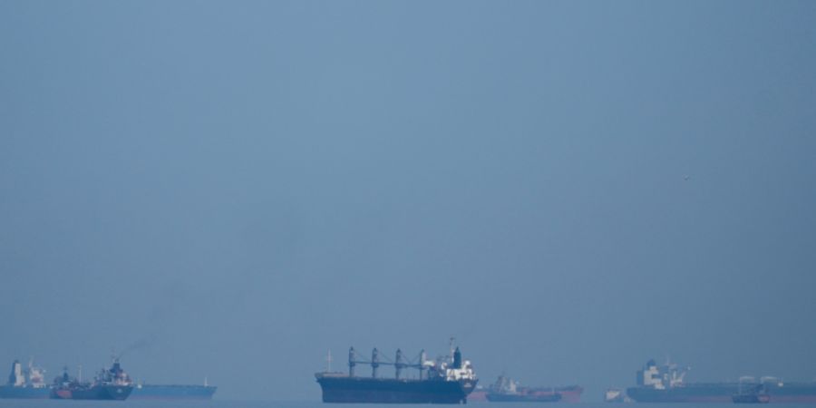 Öltanker und Frachtschiffe reihen sich in der Straße von Hormus auf, gesehen von Khor Fakkan. Die Bundesregierung fordert für die Straße von Hormus einen unbehinderten Schiffsverkeh...