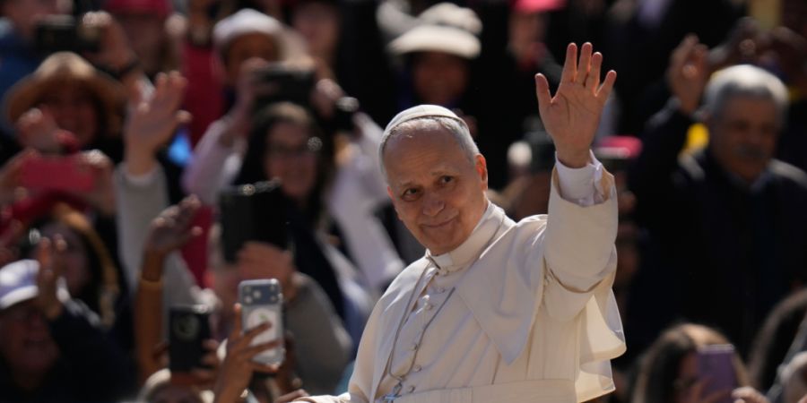 ARCHIV - Papst Leo XIV. auf dem Petersplatz im Vatikan. Foto: Gregorio Borgia/AP/dpa/Archivbild