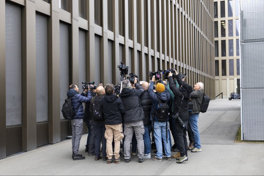 Journalisten interviewen Anwälte im Vorfeld der Anhörung vor der Staatsanwalt am 13. April 2026.
