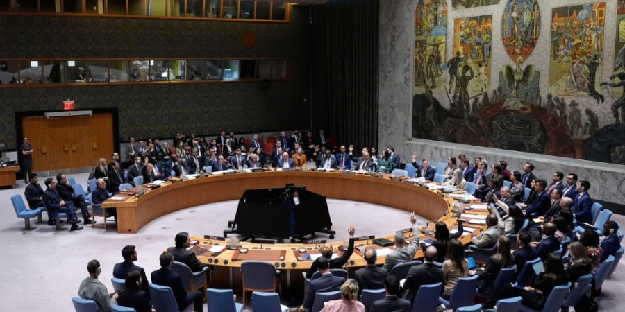 ARCHIV - Mitglieder des Sicherheitsrats stimmen im Hauptquartier der Vereinten Nationen über eine Resolution ab. Foto: Seth Wenig/AP/dpa