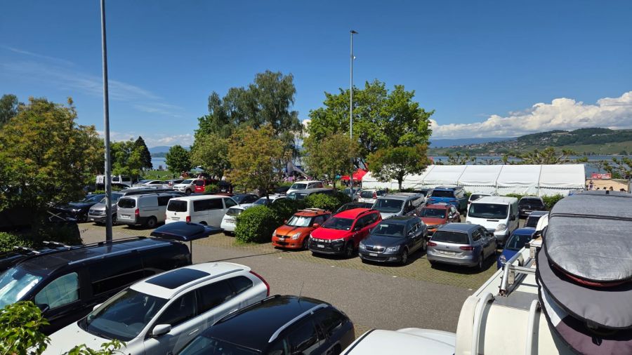 Auch der Parkplatz ist voll.