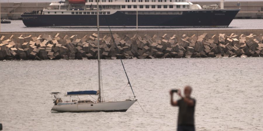 Das Kreuzfahrtschiff «MV Hondius»liegt am Montag, 11. Mai 2026, im Hafen. Foto: Arturo Rodriguez/AP/dpa