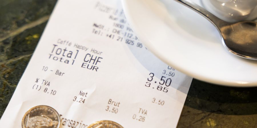 Die zuständige Nationalratskommission will die 13. AHV-Rente allein mit einer vorübergehenden Erhöhung der Mehrwertsteuer finanzieren. Dabei will sie die Steuer etwas weniger stark e...