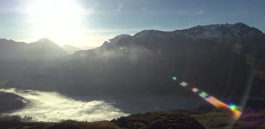 In den Bündner Bergen war das Wetter eher Wechselhaft. Hier der Blick von Corviglia Richtung St. Moritzersee. (21.10.24, 8:49 Uhr)