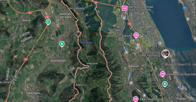 Der Unfall ereignete sich in Stallikon ZH. Karte