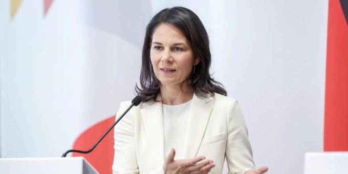 Die deutsche Aussenministerin Annalena Baerbock erklärte, dass mit dem Waffenexport das Völkerrecht gewahrt werden muss. annalena baerbock aussenministerin deutschland