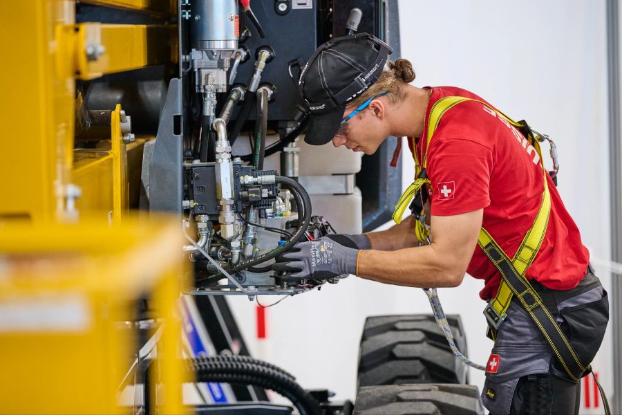 Cedric Lang aus Schaffhausen liess sich in Lyon zum besten Landmaschinenmechaniker der Welt krönen.