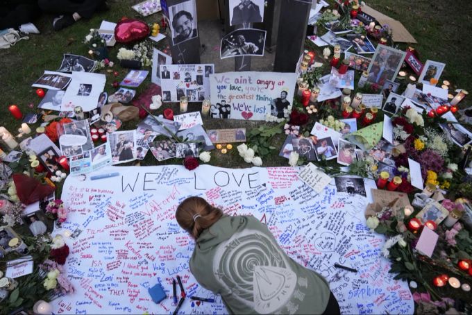 Viele Menschen trauern im Treptower Park in Berlin um den Sänger. Liam