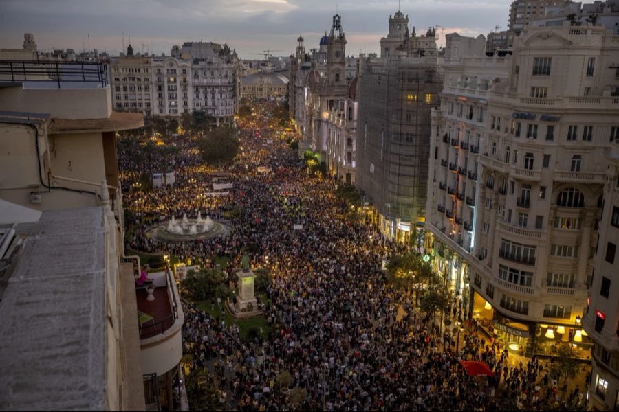 In Valencia protestieren Tausende Menschen gegen die Regionalregierung.