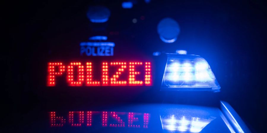 Das Bild zeigt ein Polizeiauto.