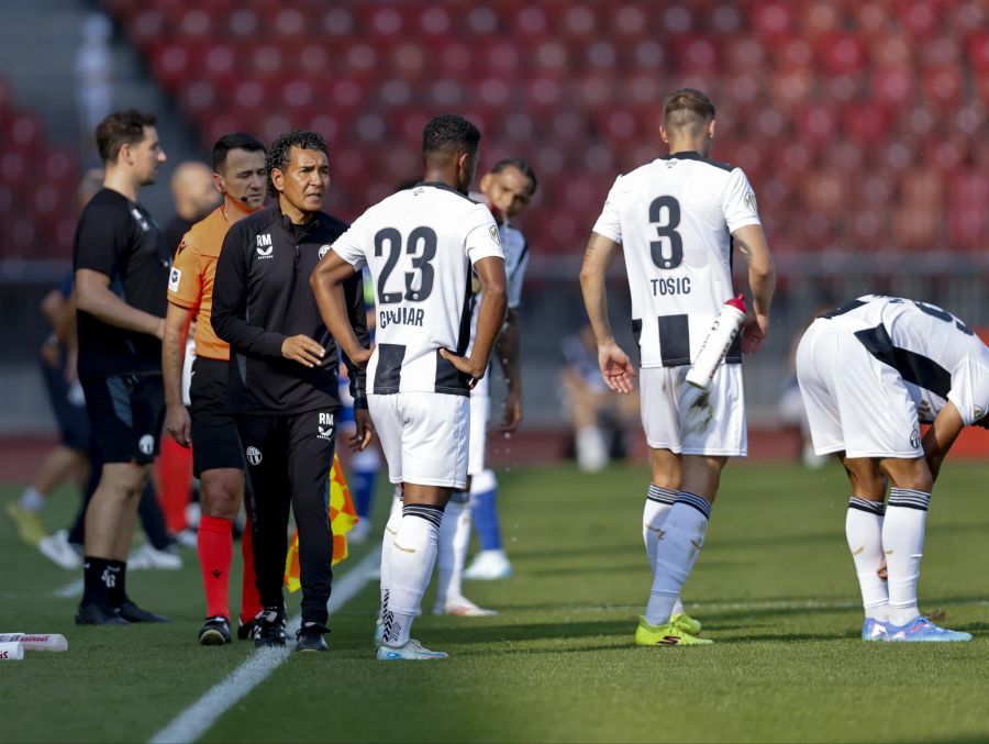 FCZ-Trainer Ricardo Moniz nimmt in der Pause gleich vier Wechsel vor.