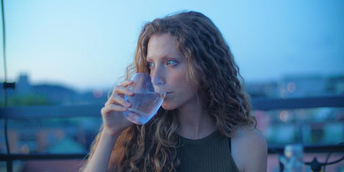 Ohne Zucker und Kalorien, aber reich an Vitaminen, hilft dropz, Plastikmüll und CO2-Emissionen zu reduzieren. Drpoz