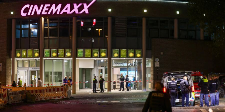 Die Polizei sperrte den Bereich um das Kino ab.