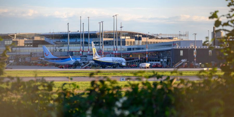 Zwei Flugzeuge stehen vor einem Terminal des Hamburger Flughafens.