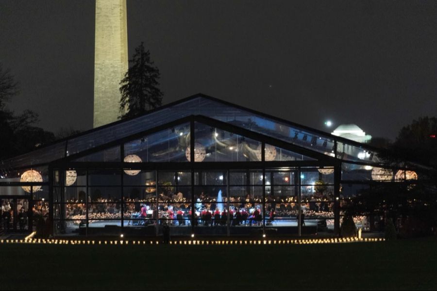 Blick auf die Gala von aussen, im Hintergrund das Washington Monument.