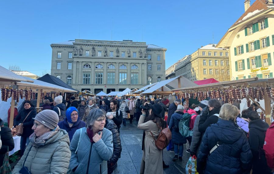 Der Zibelemärit in Bern läuft.