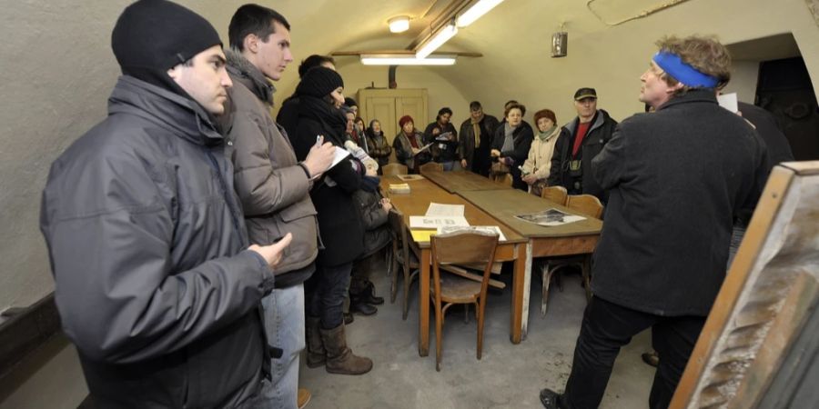 Menschen in einem Bunker