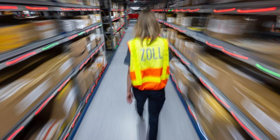 Postsendungen aus dem Ausland unterliegen strengen Verboten und Beschränkungen. Wer dagegen verstösst, muss damit rechnen, dass das Paket vom Zoll beschlagnahmt wird.